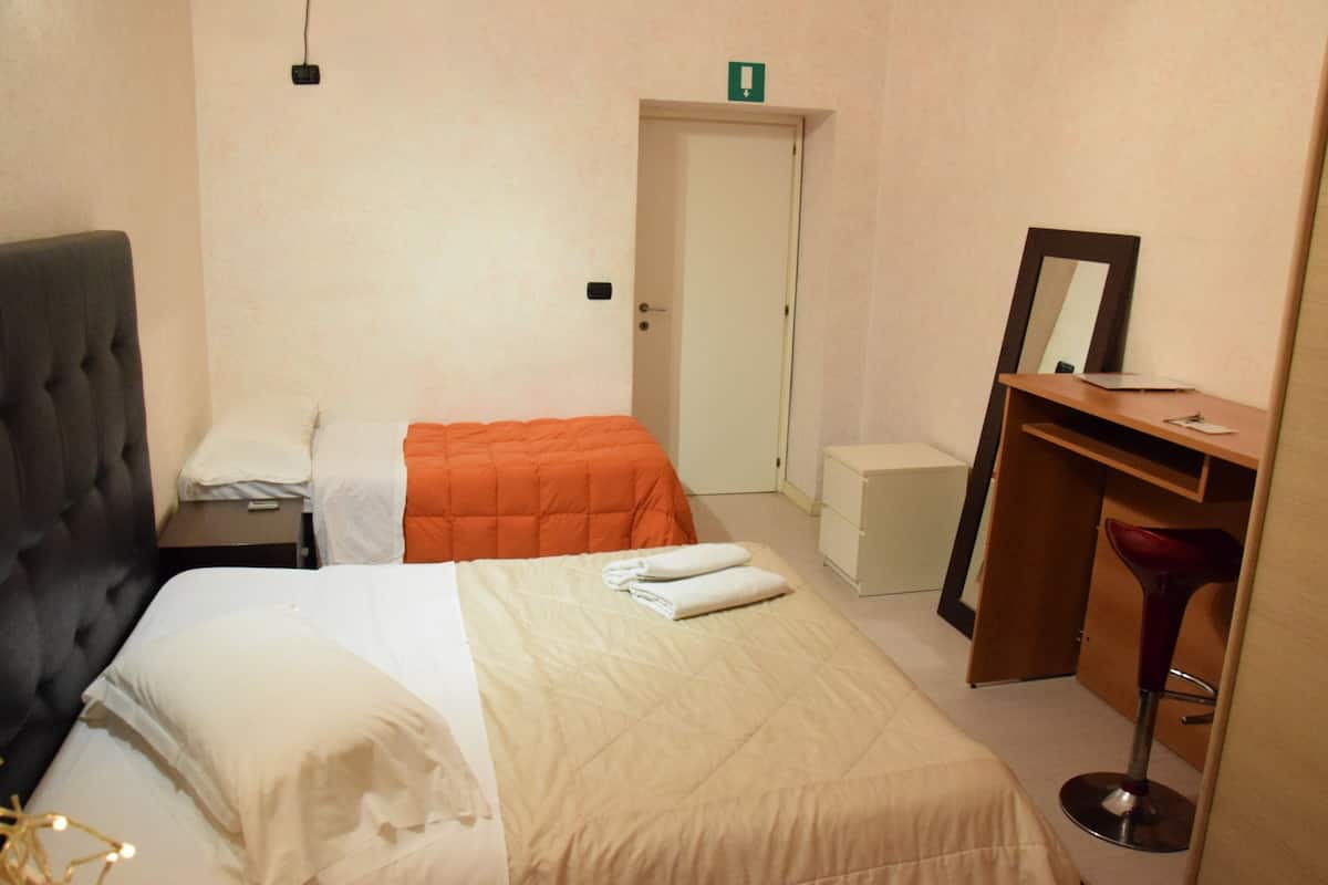 Chambre triple, salle de bains commune | Lit de bébé (gratuit), accès au Wi-Fi (inclus)