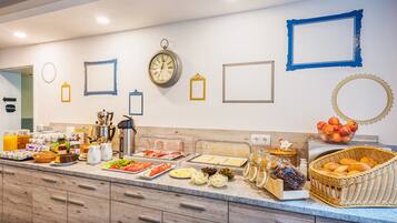 FrĂŒhstĂŒck (5 EUR pro Person)