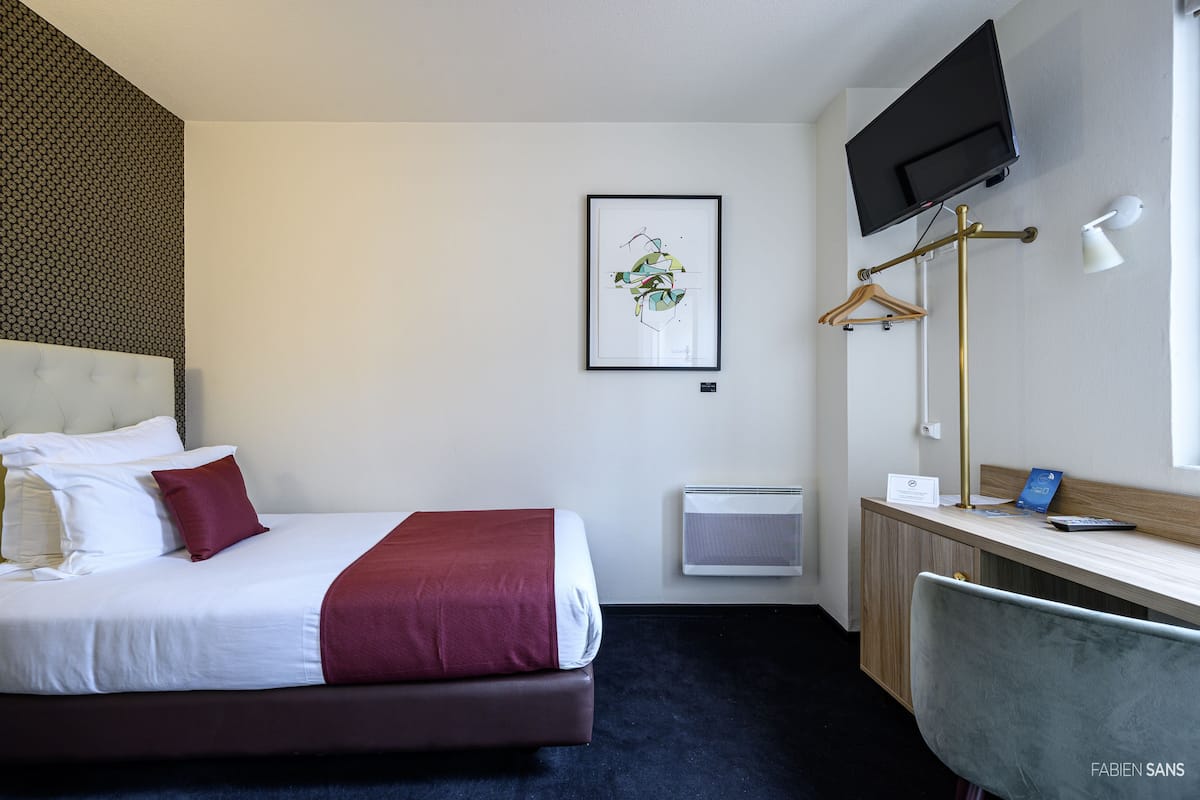 Single Room | Peti besi dalam bilik, dihias secara berasingan, meja, kalis bunyi