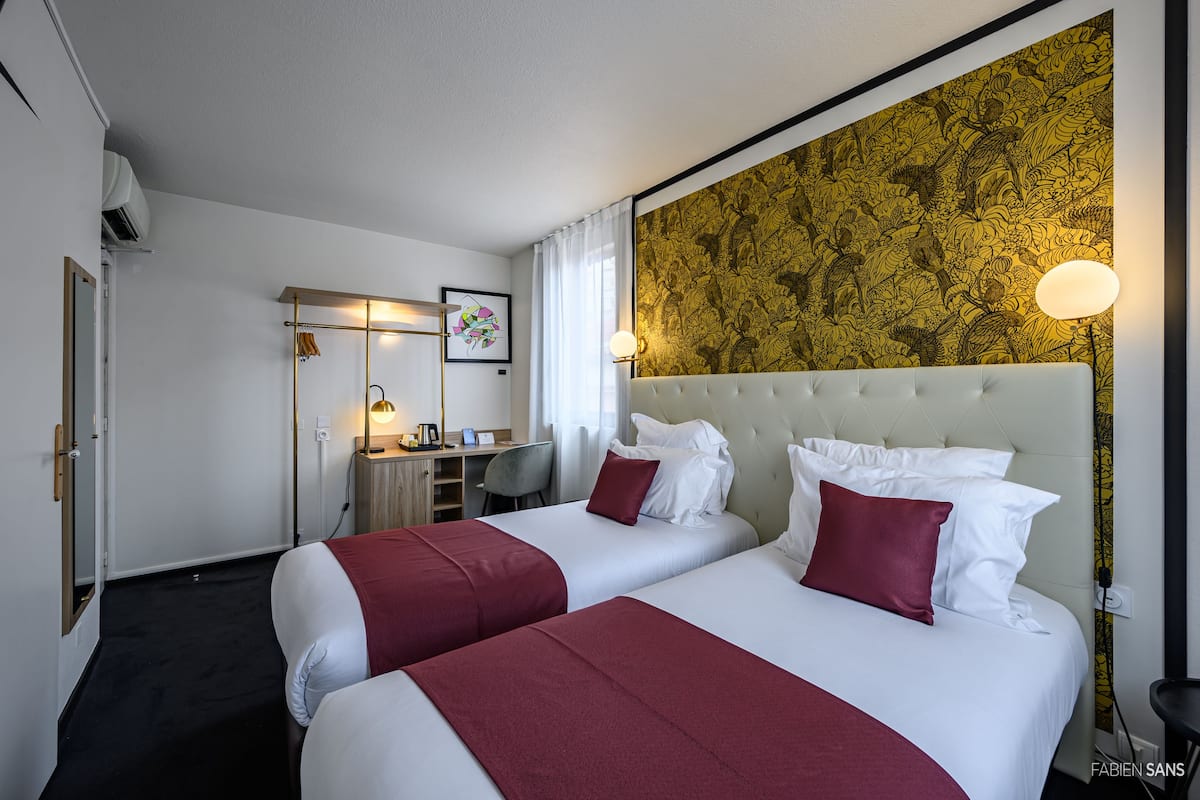 Superior Double Room | Peti besi dalam bilik, dihias secara berasingan, meja, kalis bunyi