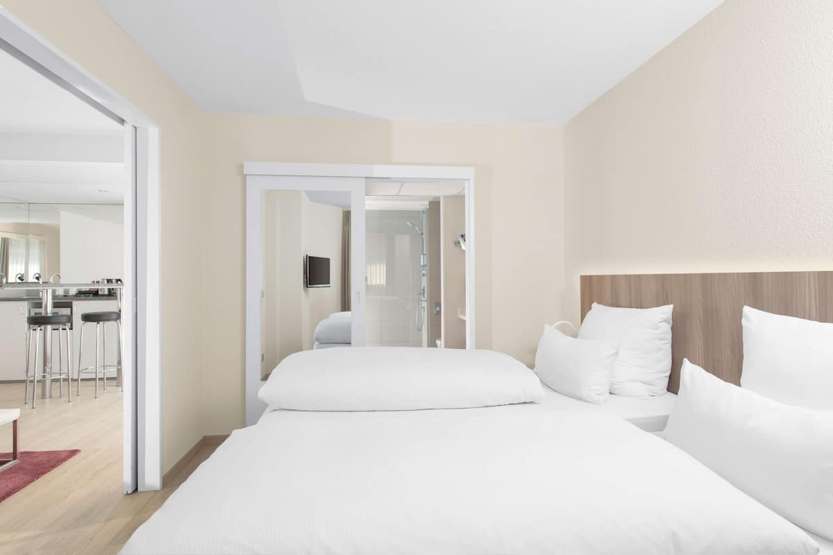 minibar, in-room safe, desk, iron/ironing board