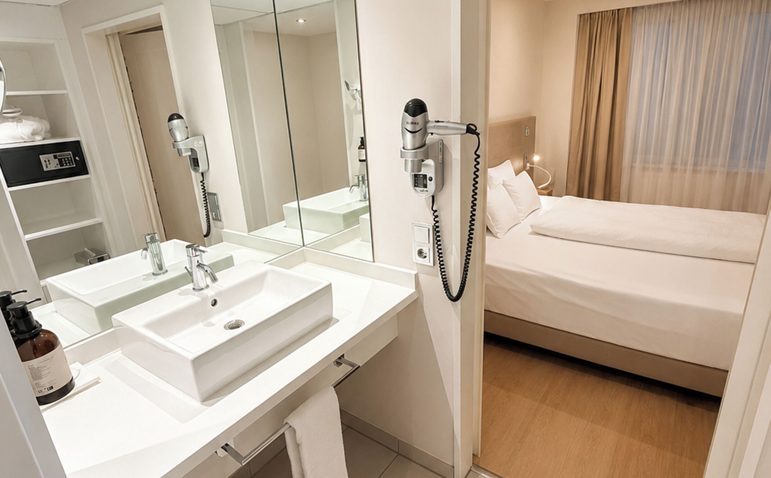 Komfortbadewanne, Regendusche, umweltfreundliche Kosmetikartikel