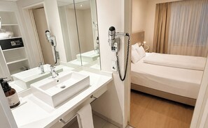 Komfortbadewanne, Regendusche, umweltfreundliche Kosmetikartikel