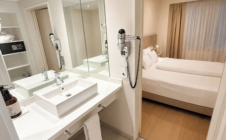Deep-soaking bathtub, rainfall showerhead, eco-friendly toiletries. DORMERO Hotel Fürth