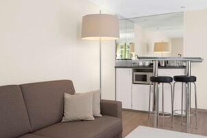 Minibar, caja de seguridad en la habitación y escritorio 