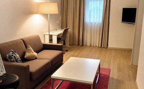 Minibar, Zimmersafe, Schreibtisch, kostenloses WLAN