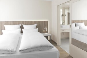 Minibar, caja de seguridad en la habitación y escritorio 