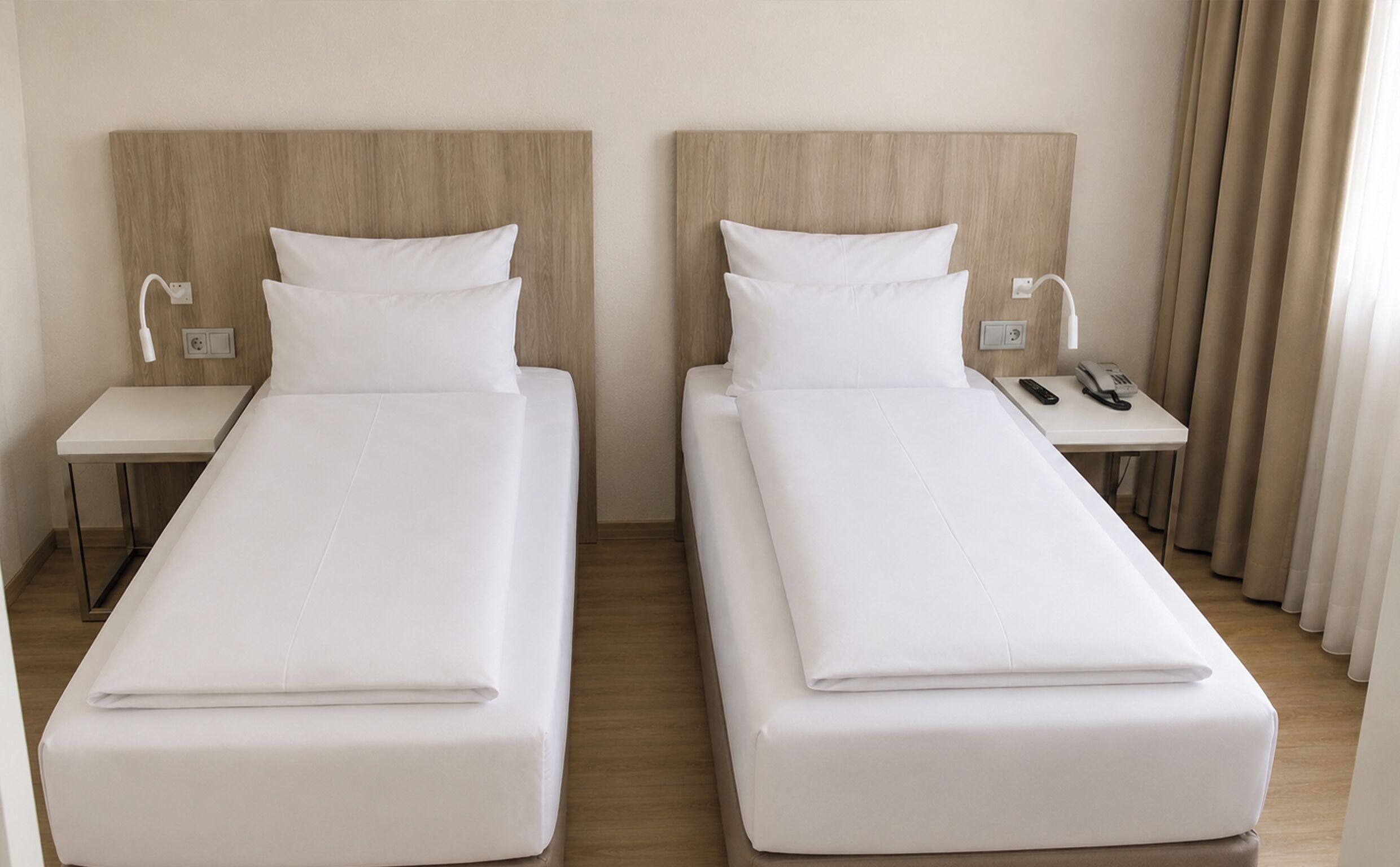 Zweibettzimmer | Minibar, Zimmersafe, Schreibtisch, kostenloses WLAN