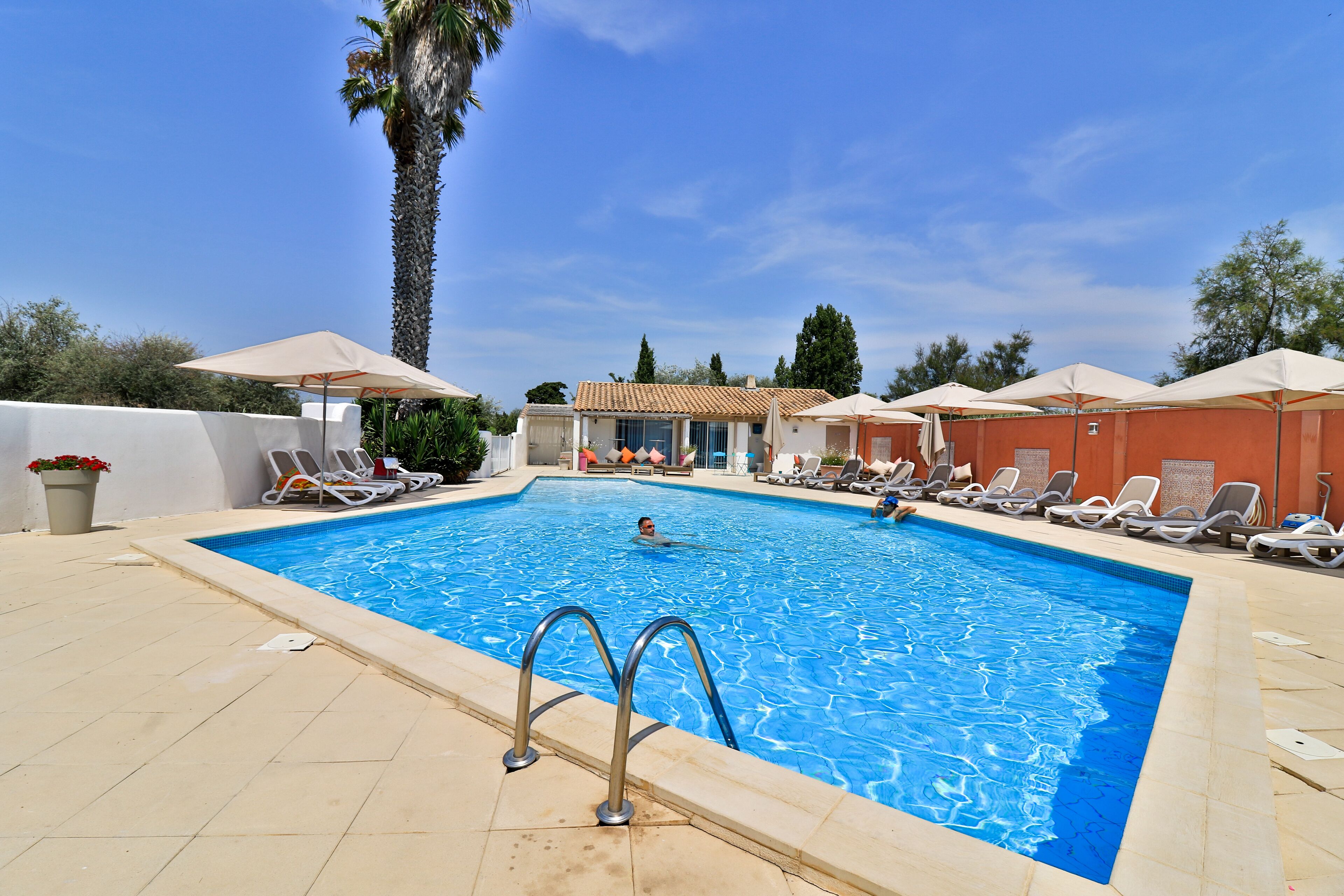 Piscine extérieure (ouverte en saison), parasols de plage