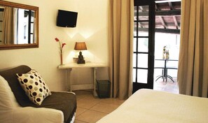 Phòng đôi | Minibar, két bảo mật tại phòng, bàn, màn/rèm cản sáng