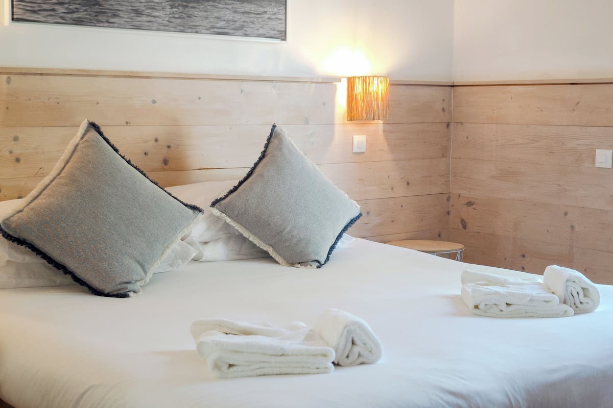 Standard Double Room | Minibar, in-room safe, desk, blackout drapes