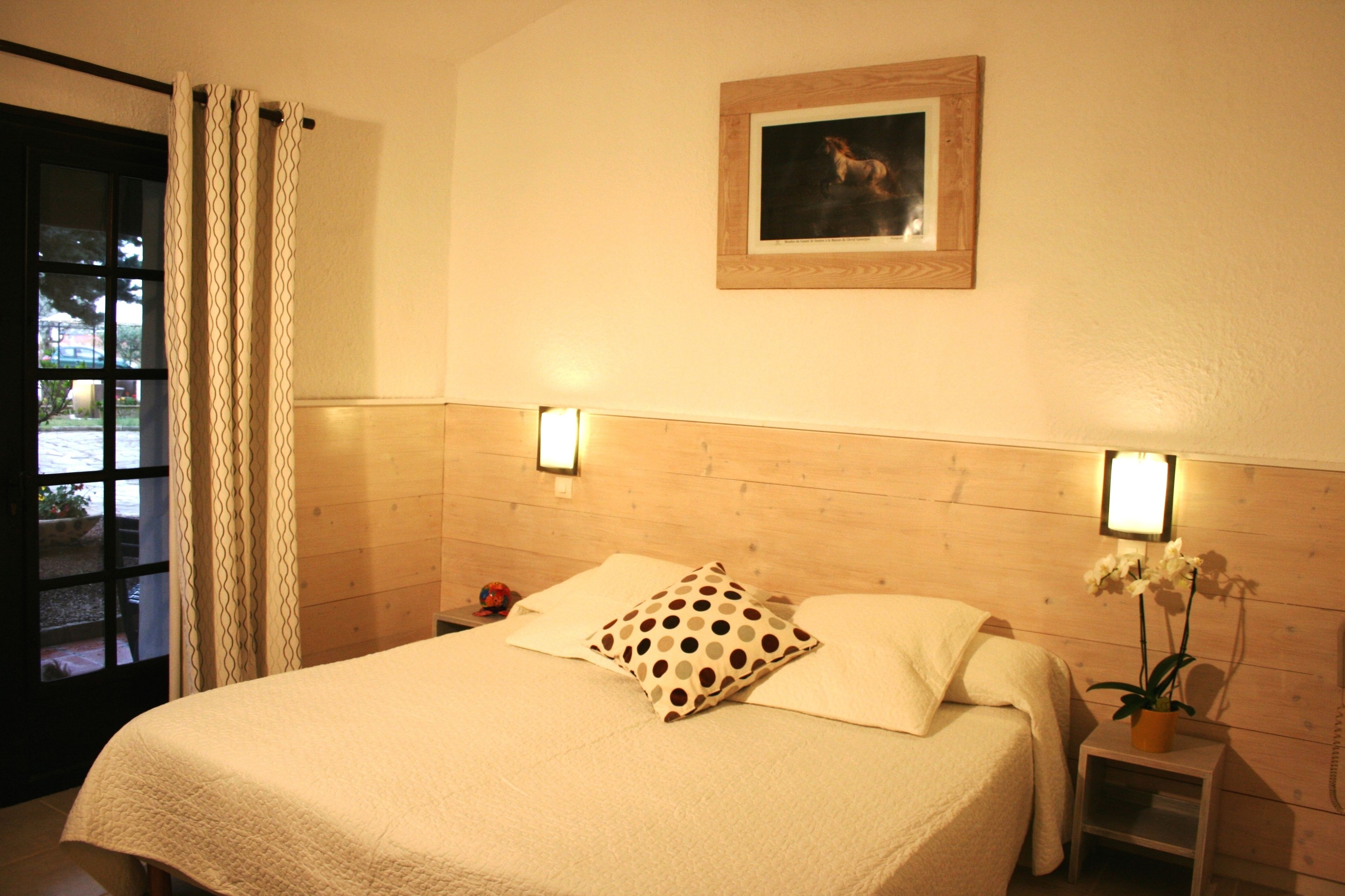 มินิบาร์, ตู้นิรภัยในห้องพัก, โต๊ะทำงาน, ผ้าม่านกันแสง