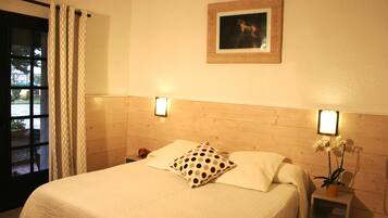 Minibar, coffres-forts dans les chambres, bureau, rideaux occultants