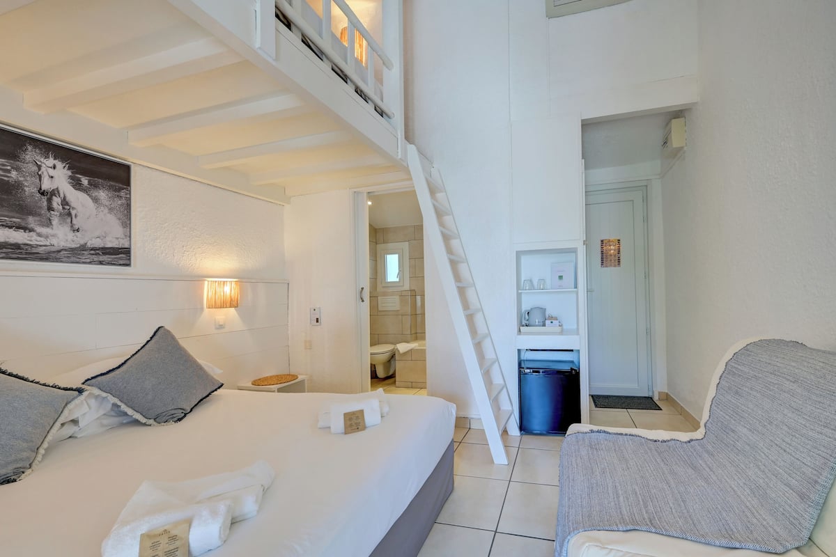 Family Room | Minibar, in-room safe, desk, blackout drapes