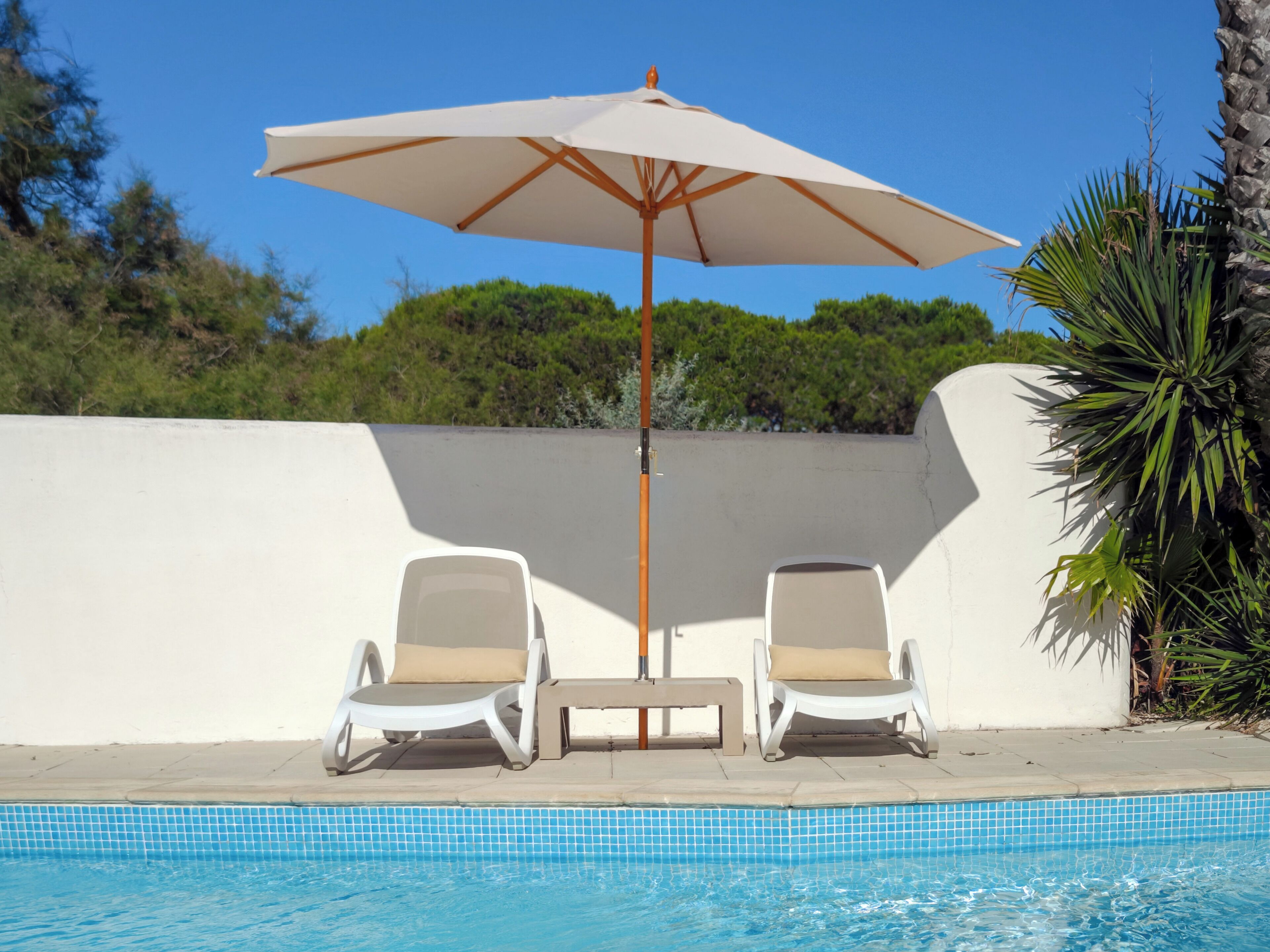 Piscine extérieure (ouverte en saison), parasols de plage