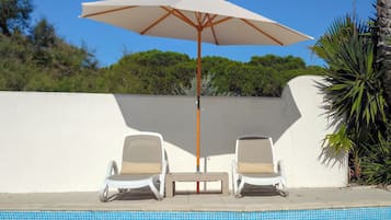 Piscine extérieure (ouverte en saison), parasols de plage