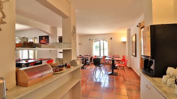 Desayuno buffet diario (EUR 15 por persona)