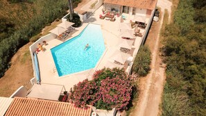 Piscine extérieure en saison, accès possible de 10 h à 19 h 30, parasols