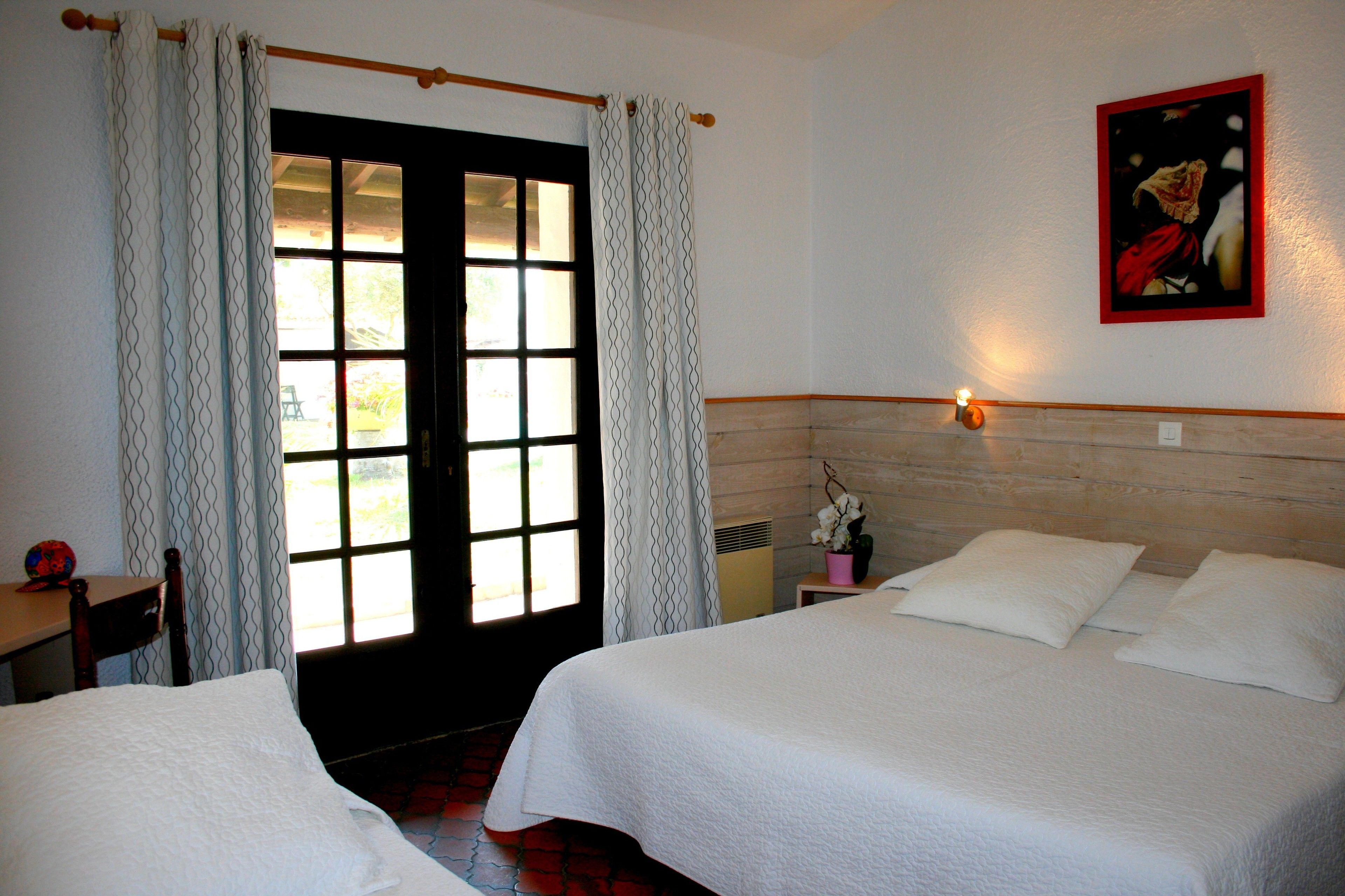 standard triple room | 1 bedroom, minibar, in-room safe, desk