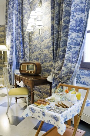 Daily buffet breakfast (EUR 15 per person) - Alloro B&B (Florence)