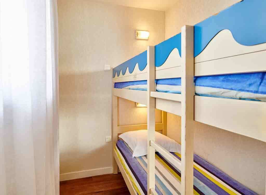 Ropa de cama de alta calidad, caja fuerte, cortinas opacas y wifi gratis