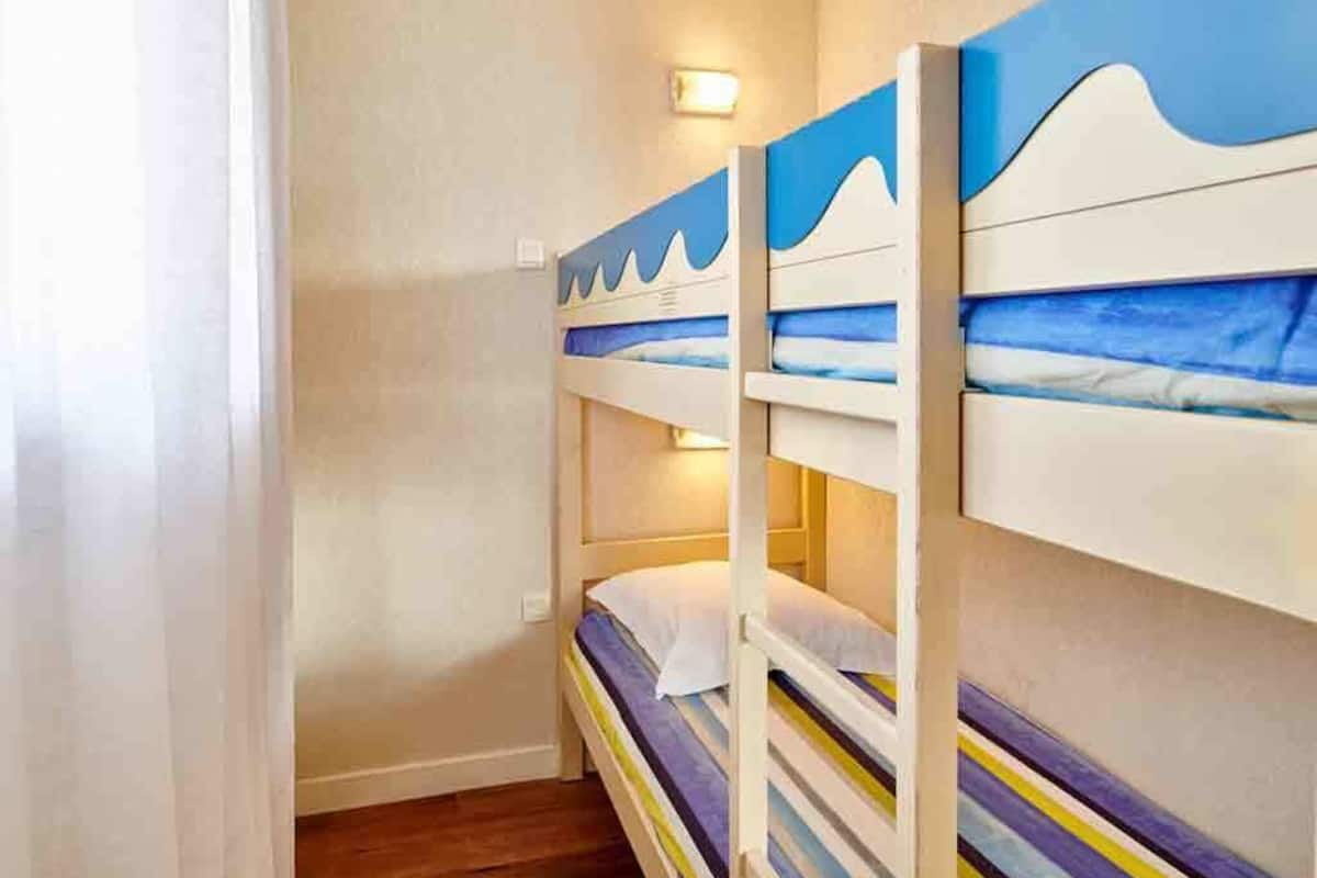 Premium bedding, in-room safe, blackout drapes, WiFi (free)