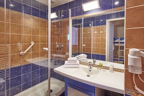 confort  Apartment, Ocean View, 1 bedroom | Bathroom - Résidence Vacances Bleues Le Grand Large (Biarritz)