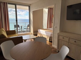 Premium bedding, in-room safe, blackout drapes, free WiFi