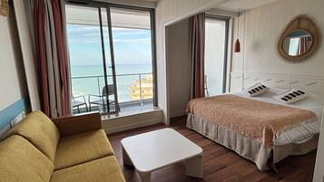 Comfort-studio, osittainen valtamerinäköala, pohjakerroksessa | Ylelliset vuodevaatteet, tallelokero huoneessa, pimennysverhot