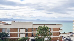 Un bâtiment moderne doté d’un toit plat, de grandes fenêtres et offrant une vue sur la mer.