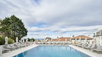 Una piscina al aire libre de temporada