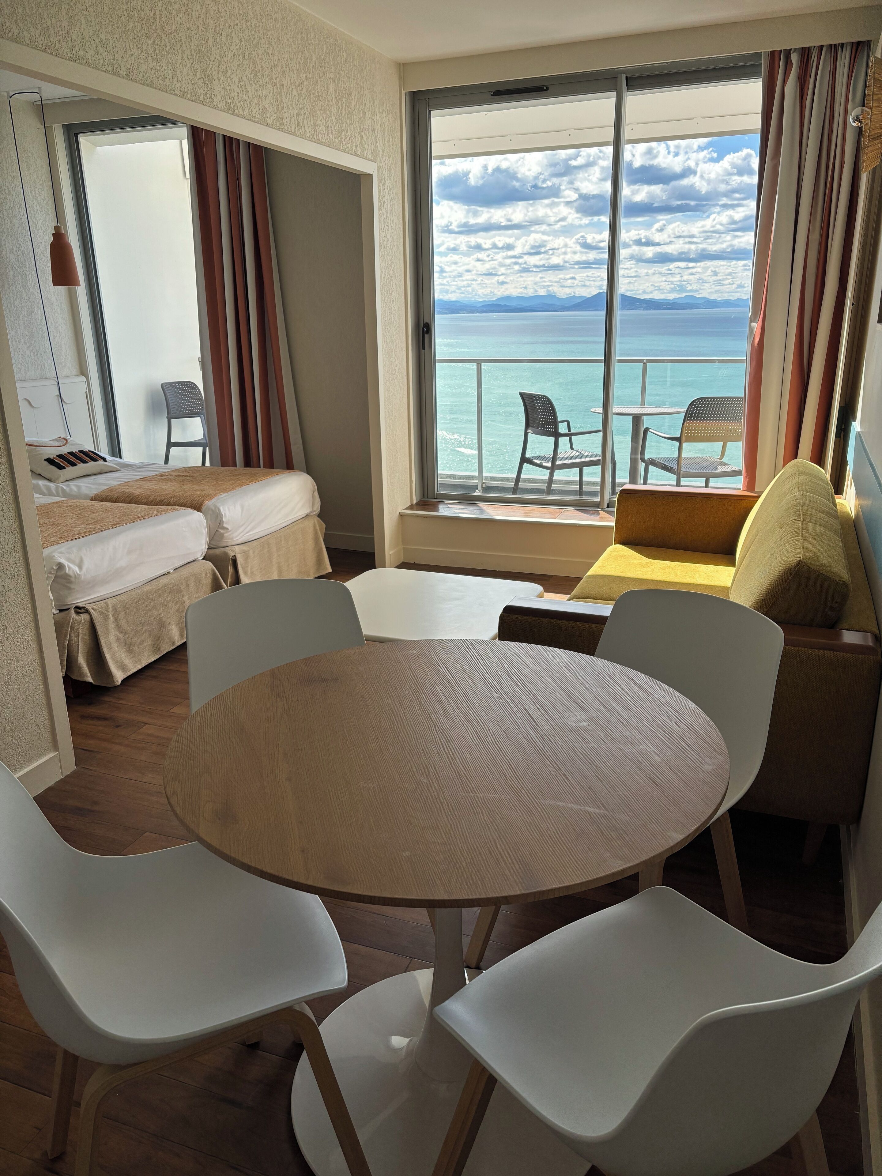 Premium bedding, in-room safe, blackout drapes, free WiFi