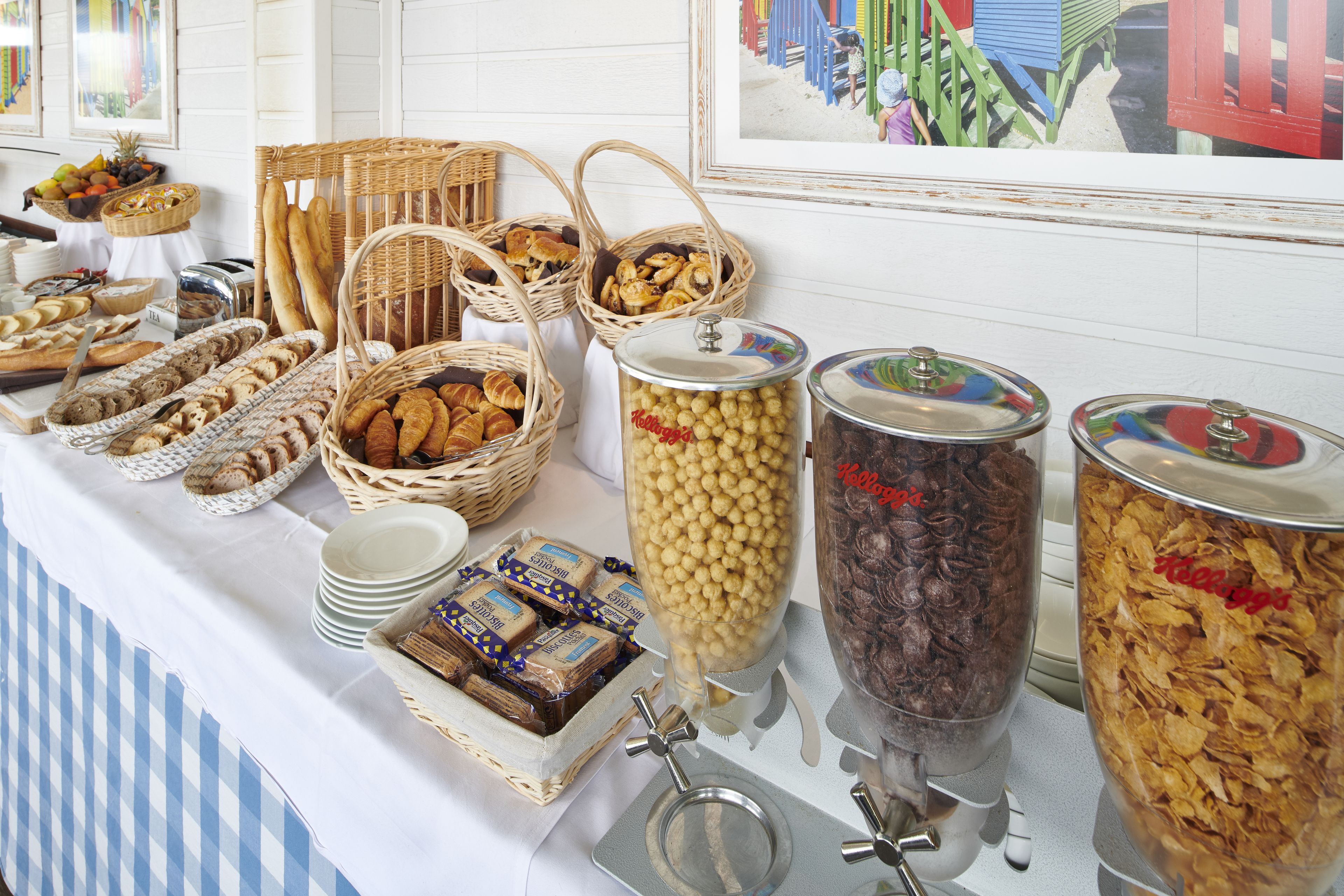 Une table de buffet avec divers plats et récipients.