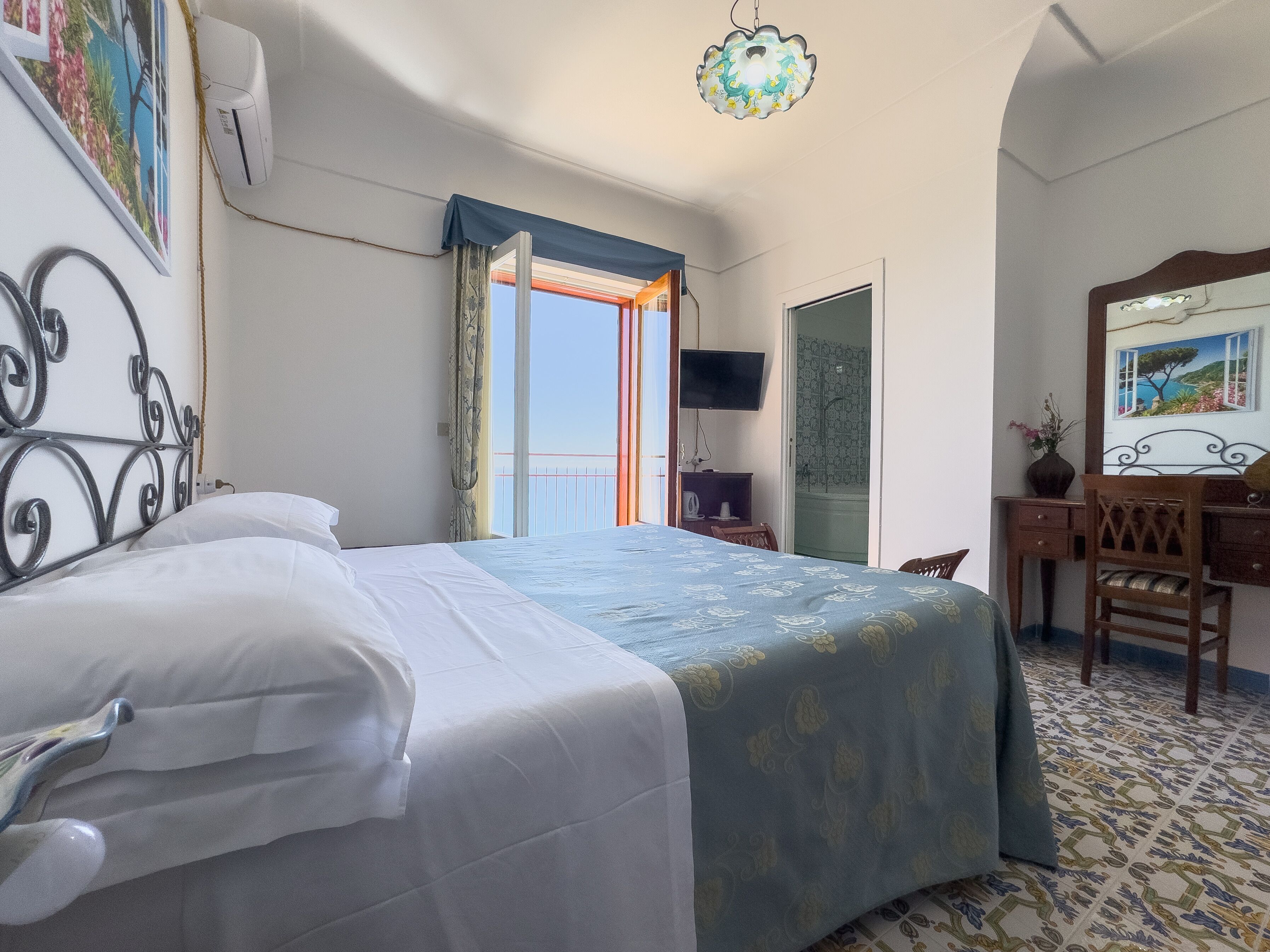 Sábanas italianas Frette, colchones con efecto memoria y minibar 