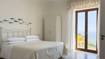 Doppelzimmer, Terrasse, Meerblick | Italienische Bettbezüge von Frette, Betten mit Memory-Foam-Matratzen