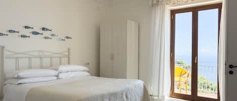 Kahden hengen huone, terassi, merinäköala | Italialaiset Frette-lakanat, memory foam -patjalliset sängyt, minibaari