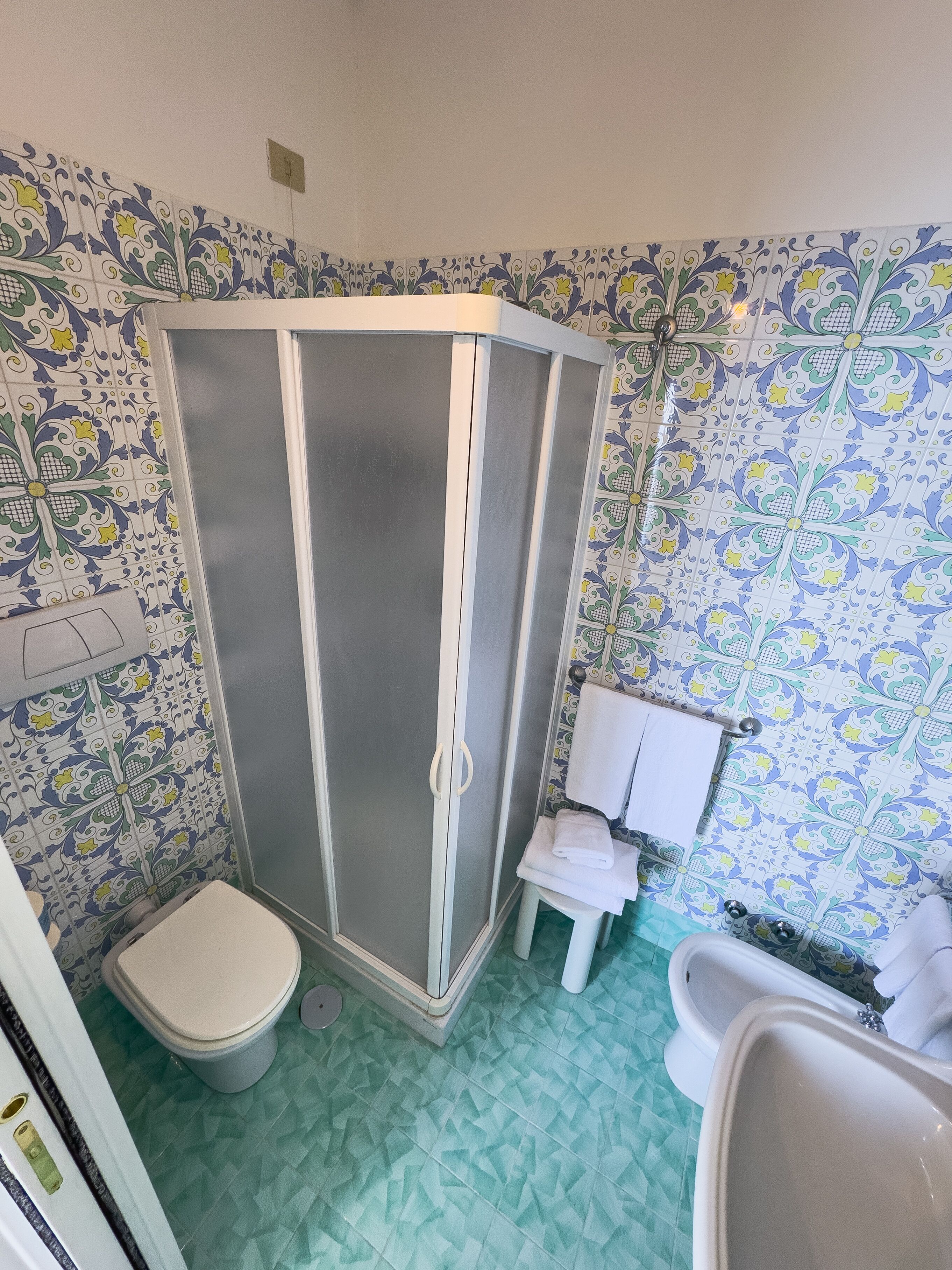 Un bagno con cabina doccia, WC e vasca da bagno.