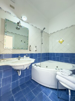 Juniorsvit - terrass - havsutsikt (Jacuzzi) | Badrum | Dusch, gratis toalettartiklar, hårtork och tofflor