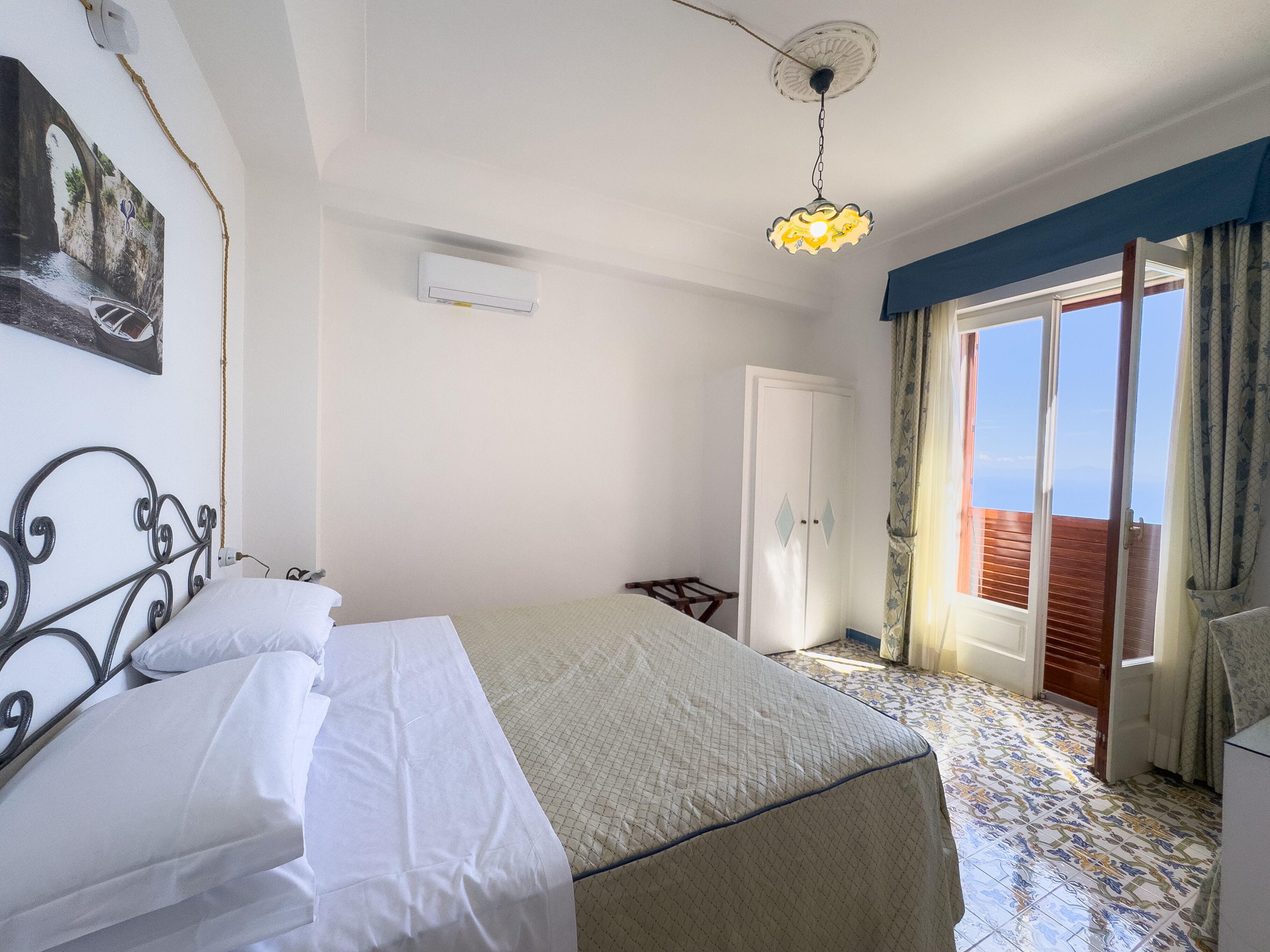Sábanas italianas Frette, colchones con efecto memoria y minibar 
