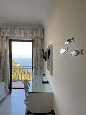 Dubbelrum - terrass - havsutsikt | Italienska Frette-lakan, memory foam-madrasser och minibar