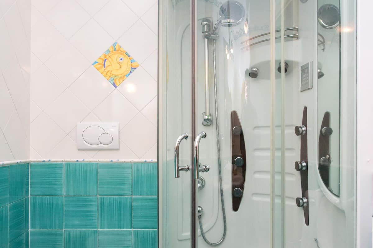 Ducha, artículos de tocador gratuitos, secador de pelo, pantuflas