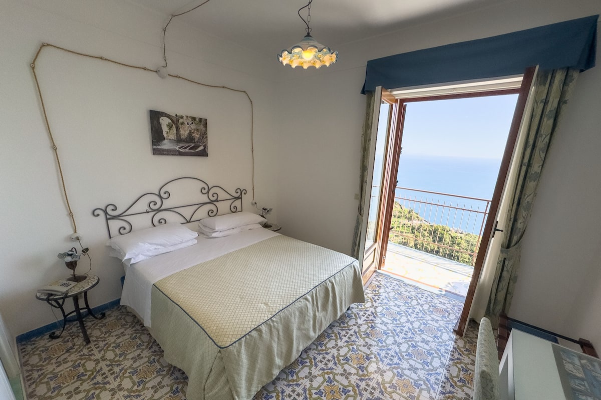 Habitación doble, vista al mar, en edificio contiguo (Balcony and Small Terrace) | Sábanas italianas Frette, camas con efecto memoria y minibar