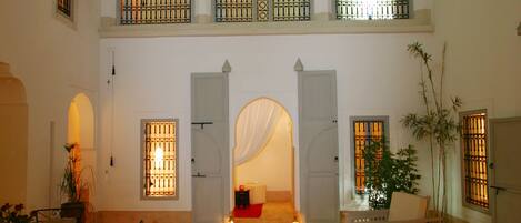 Se sirven desayunos, almuerzos, cenas y cocina marroquí