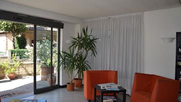 Coin salon dans le hall