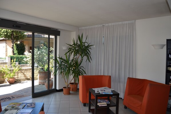 Coin salon dans le hall