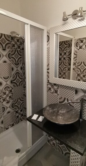 Shower, rainfall showerhead, hair dryer, bidet - Angelica (Rome)