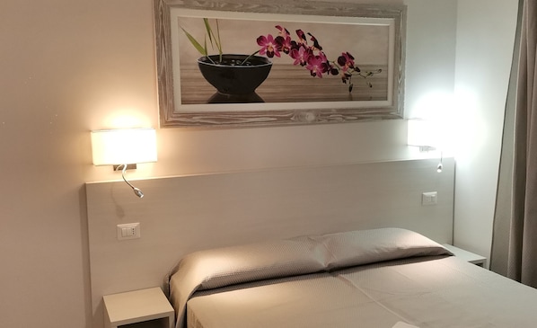 Quarto casal econômico | 1 quarto, edredons de pluma, frigobar, cofres nos quartos