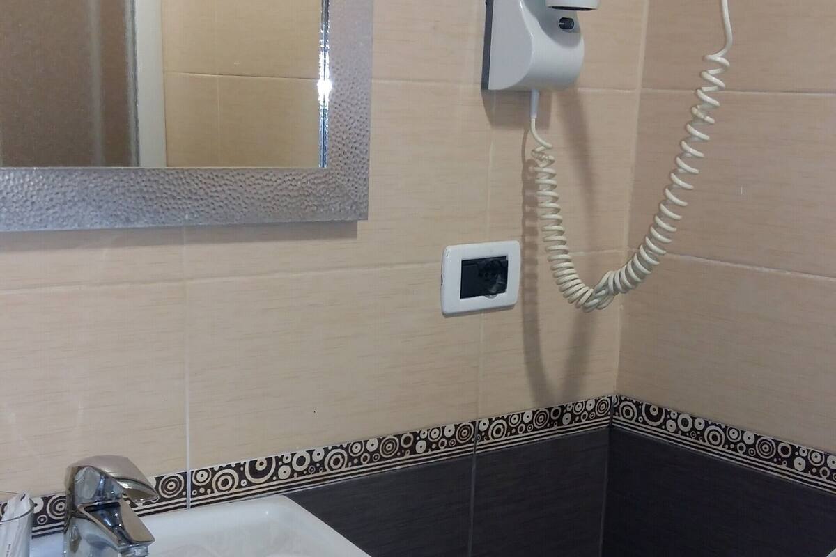 Ducha, cabezal de ducha tipo lluvia, secador de pelo y bidé