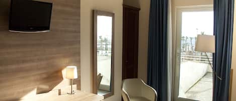 Minibar, coffres-forts dans les chambres, bureau