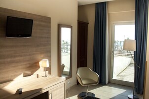 Frigobar, cofres nos quartos, escrivaninha, berços (sobretaxa)